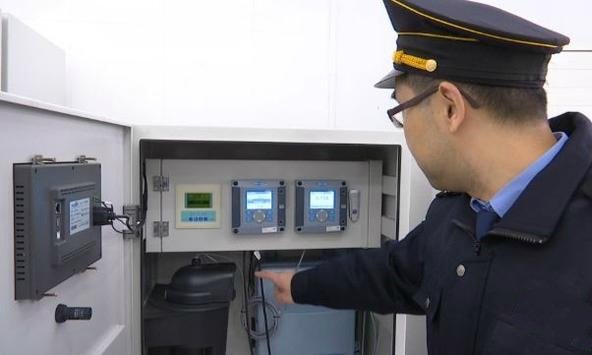 　　生活飲用水安全一直是市民關(guān)注的問題。記者從衛(wèi)生監(jiān)督部門了解到，目前江蘇常州已經(jīng)建成近20個(gè)水質(zhì)監(jiān)測站點(diǎn)，全力保障居民用水安全