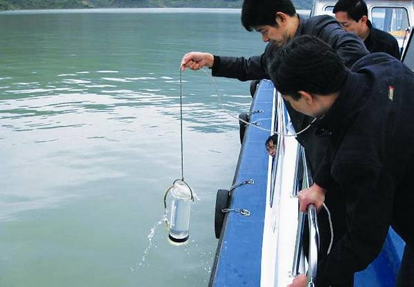 　　水源地水質(zhì)怎么樣？現(xiàn)在，操作人員只需動動鼠標(biāo)，水源地水質(zhì)情況就一目了然。11月28日，湖北黃岡市區(qū)兩個(gè)水源地水質(zhì)自動監(jiān)測系統(tǒng)二水廠、三水廠監(jiān)測系統(tǒng)啟用