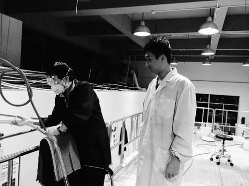 
	
郭守武(右)與研究人員正在通宵做實(shí)驗(yàn)。
“充電5分鐘，通話2小時(shí)”“隨取隨用，輕松出行”……隨著生活節(jié)奏的日益加快，人們開始對二次充電時(shí)長提出更高的要求，對有限時(shí)間內(nèi)效益最大化的期待，致使科研界和工業(yè)界一直在努力向著快充快放二次鋰離子電池方向努力