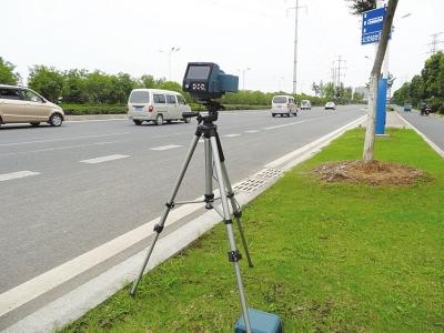 　　日前，江蘇省計(jì)量院一項(xiàng)發(fā)明專利獲得國(guó)家知識(shí)產(chǎn)權(quán)局授權(quán)，此項(xiàng)專利名稱為“機(jī)動(dòng)車(chē)?yán)走_(dá)測(cè)速儀現(xiàn)場(chǎng)仿真方法及檢測(cè)裝置”，專利號(hào)為ZL 2015 1 0055898.7。  (圖片來(lái)自網(wǎng)絡(luò)，侵刪) 　　機(jī)動(dòng)車(chē)?yán)走_(dá)測(cè)速儀是利用多普勒原理對(duì)機(jī)動(dòng)車(chē)進(jìn)行速度測(cè)量的儀器，一般分為手握式動(dòng)態(tài)雷達(dá)測(cè)速儀、手握式靜態(tài)雷達(dá)測(cè)速儀以及發(fā)射天線和數(shù)顯裝置分體而組成的動(dòng)態(tài)雷達(dá)測(cè)速儀等三種類(lèi)型