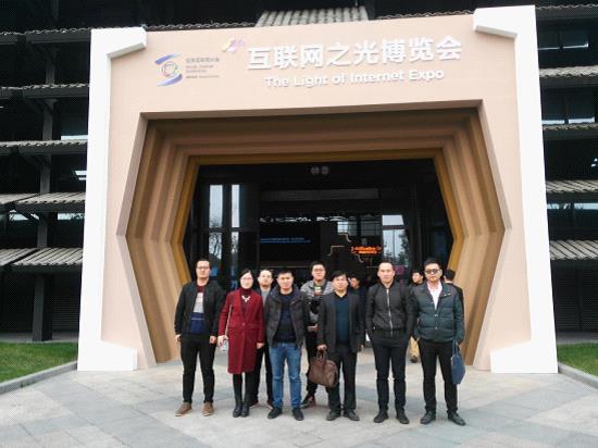 　　粉墻黛瓦、小橋流水、吳儂細(xì)語(yǔ)……在江南水鄉(xiāng)的搖櫓咿呀聲中，浙江烏鎮(zhèn)正成為中國(guó)領(lǐng)舞互聯(lián)網(wǎng)潮頭的縮影。隨著枕水人家將木門(mén)徐徐打開(kāi)，烏鎮(zhèn)再次引來(lái)全球關(guān)注目光：2017第四屆世界互聯(lián)網(wǎng)大會(huì)正式拉開(kāi)帷幕