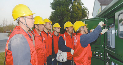 
　　國網(wǎng)浙江省電力有限公司嘉興供電公司紅船服務(wù)隊(duì)為美麗鄉(xiāng)村建設(shè)保駕護(hù)航。王振宇攝

　　9月底，第四屆世界互聯(lián)網(wǎng)大會烏鎮(zhèn)峰會重點(diǎn)保供電工程——110千伏陳莊變電站正式投入運(yùn)行