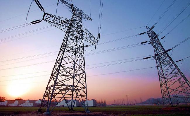 
            	未來，包括完善主網(wǎng)架的投資在內，國家電網(wǎng)公司服務雄安新區(qū)電網(wǎng)發(fā)展的投資將超過1000億元。根據(jù)國家規(guī)劃，雄安新區(qū)起步區(qū)面積約100平方公里，中期發(fā)展區(qū)面積約200平方公里，遠期控制區(qū)面積約2000平方公里；電力建設為新區(qū)配套基礎設施建設的重要環(huán)節(jié)，預計配網(wǎng)及新能源將成為電網(wǎng)及配用電企業(yè)打開巨大市場空間