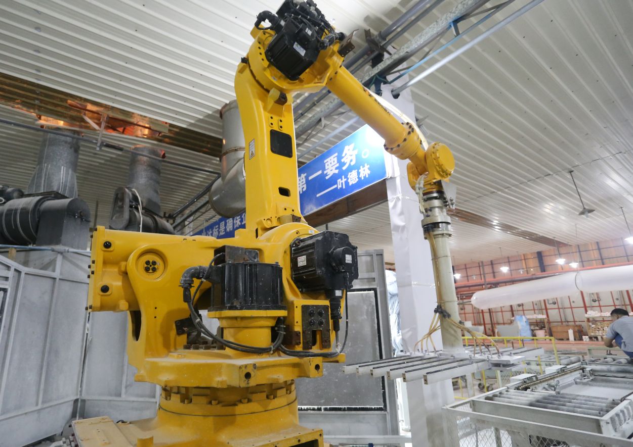 　　多年來(lái)，中國(guó)一直是全球頭號(hào)工業(yè)機(jī)器人應(yīng)用市場(chǎng)，也是工業(yè)機(jī)器人增長(zhǎng)最為迅速的市場(chǎng)之一。記者近日與深交所一起走訪調(diào)研多家機(jī)器人行業(yè)上市公司，了解行業(yè)發(fā)展現(xiàn)狀以及未來(lái)趨勢(shì)