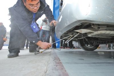 　　11月30日上午10時(shí)許，位于安徽阜陽(yáng)市開(kāi)發(fā)區(qū)的阜陽(yáng)市匯通機(jī)動(dòng)車(chē)檢測(cè)站內(nèi)，5條尾氣檢測(cè)線一派繁忙。只見(jiàn)檢測(cè)人員將取樣探頭插入被測(cè)車(chē)輛的排氣管中，很快，一臺(tái)儀器上便顯示出HC、CO、NO等數(shù)值