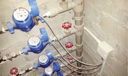 　　預(yù)存繳費(fèi)、插卡消費(fèi)、實(shí)時(shí)計(jì)費(fèi)……智能水表進(jìn)村入戶，通到了農(nóng)戶家門(mén)口，今后長(zhǎng)沙農(nóng)戶可像充話費(fèi)一樣充水費(fèi)，喝上放心水、健康水。記者2017年11月28日從湖南長(zhǎng)沙市水務(wù)局獲悉，長(zhǎng)沙已啟動(dòng)農(nóng)村自來(lái)水普及工程智能化試點(diǎn)，全市2017年預(yù)計(jì)完成7萬(wàn)農(nóng)戶水表智能化安裝或改造