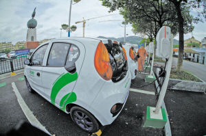 
　　快捷方便的充換電設施，對于電動汽車遠距離放心出行至關(guān)重要。圖為供電員工正在對浙江麗水蓮都區(qū)高鐵站旁邊的電動汽車充電站進行維護