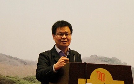 
            	前不久，2017年諾貝爾化學(xué)獎(jiǎng)?lì)C給了德裔生物物理學(xué)家阿希姆?弗蘭克和英國(guó)分子生物學(xué)家和生物物理學(xué)家理查德?亨德森，以表彰他們發(fā)展了冷凍電子顯微鏡技術(shù)。浙江大學(xué)對(duì)冷凍電鏡技術(shù)同樣十分重視，由學(xué)校自籌資金6000萬(wàn)建立冷凍電鏡中心，這在國(guó)內(nèi)首開(kāi)先例