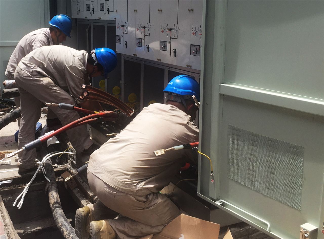 　　近日，在福建晉江梅嶺街道梅嶺路電力線路施工現(xiàn)場，晉江供電公司10多名技術(shù)人員將10kV梅嶺開閉所10kV許塘線#2分支箱更換成環(huán)網(wǎng)柜，這是該公司加快配網(wǎng)設(shè)備改造升級的一個縮影。  圖片來源中電新聞網(wǎng) 　　據(jù)悉，10kV許塘線肩負(fù)著福建晉江中心市區(qū)商業(yè)大廈、學(xué)校等重要場所供電，此次改造將原來單一開關(guān)控制及前后插頭安裝電纜，改造成一條線路一個開關(guān)控制，方便以后單一線路檢修等作業(yè)