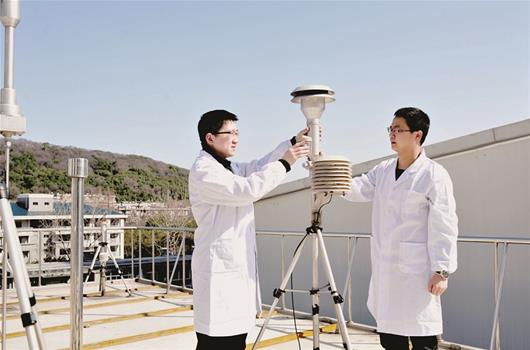 　　秋冬季節(jié)霧霾天氣多發(fā)，也是空氣質(zhì)量預(yù)報員承受壓力最大的時節(jié)。目前，湖北全省范圍內(nèi)都正遭遇一輪污染天氣來襲，江城更是連續(xù)29個小時都處在重度污染之下