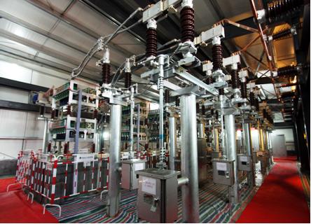 　　12月2日，湖北電網(wǎng)首個固定式直流融冰裝置，在歷時732天的建設(shè)后，在500千伏恩施變電站建成投運。 (圖片來自于網(wǎng)絡(luò)，侵刪) 　　據(jù)悉，作為國網(wǎng)湖北省電力公司首個固定式直流融冰工程，其整流變壓器試驗時額定輸出電流5600安培，可分別滿足恩施變電站500千伏、220千伏線路所有出線的融冰需求