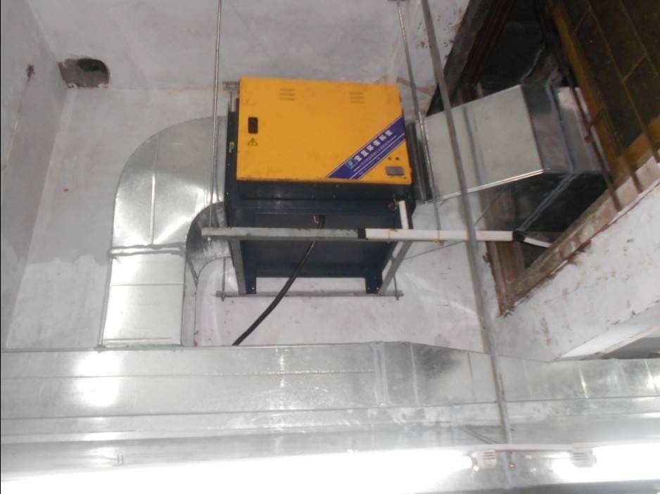 　　一直以來，在城管執(zhí)法人員對油煙排放是否超標(biāo)的執(zhí)法過程中，存在“取證難”問題。今年，為降低油煙對大氣的污染，同時破解油煙超標(biāo)排放執(zhí)法取證難，9月，湖北武漢在100家大中型餐飲企業(yè)試點推行油煙排放在線監(jiān)測，11月已正式投入使用