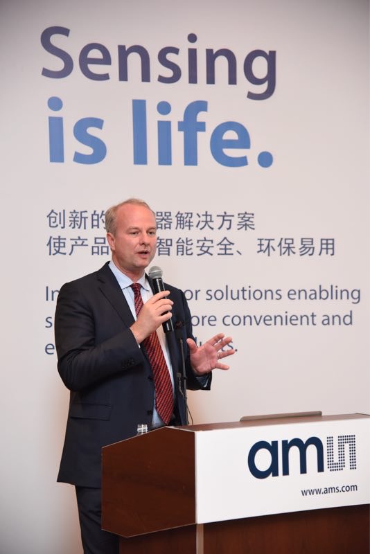 　　12月4日，傳感器解決方案供應(yīng)商艾邁斯半導(dǎo)體推出三刺激傳感器AS7264N，提供的顏色測量可精準(zhǔn)匹配人眼對可視光譜的反應(yīng)。這一新型傳感器還能精確地測量藍光波長，研究認(rèn)為藍光波長與生活作息不規(guī)律、眼睛加速老化和眼疲勞等影響健康的關(guān)鍵因素有關(guān)