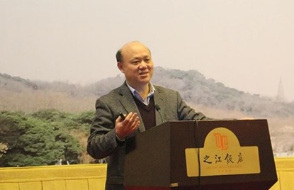 
            	十八世紀(jì)六十年代的工業(yè)革命用機器代替人工，將人類從繁雜的工作中解放出來，也讓人類走上了工業(yè)化和城市化的“高速公路”。但是，環(huán)境污染問題也伴隨著人類技術(shù)的進步逐漸凸顯出來