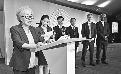 
            	圖為塞罕壩第一代務(wù)林人代表陳彥嫻發(fā)表獲獎感言。新華社發(fā)在全球環(huán)保業(yè)者的矚目下，聯(lián)合國環(huán)境規(guī)劃署在內(nèi)羅畢舉行的第三屆聯(lián)合國環(huán)境大會期間宣布了聯(lián)合國最具影響力的環(huán)境領(lǐng)域獎項“地球衛(wèi)士獎”，中國塞罕壩林場建設(shè)者獲得其中的“激勵與行動獎”