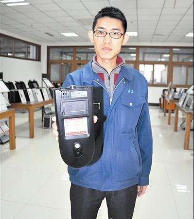 　　說起空氣質(zhì)量監(jiān)測(cè)，大多數(shù)人腦海中都會(huì)有一個(gè)傳統(tǒng)印象——龐大又繁重的監(jiān)測(cè)儀器，多達(dá)20小時(shí)的長時(shí)間采樣，一道又一道實(shí)驗(yàn)分析和數(shù)據(jù)核算，最終獲得一個(gè)霧霾指數(shù)……但記者在位于山東青島高新區(qū)的青島海納光電環(huán)保有限公司采訪時(shí)，這一傳統(tǒng)印象被徹底顛覆。  手持式霧霾監(jiān)測(cè)儀 　　該公司研發(fā)工程師邵緒洋向記者展示了他們前不久推出的第二代手持式PM2.5/PM10在線直讀監(jiān)測(cè)儀