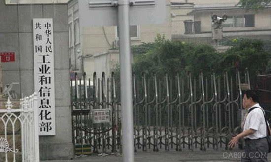 
                    
	為了貫徹落實(shí)《中國(guó)制造2025》，推進(jìn)實(shí)施《工業(yè)綠色發(fā)展規(guī)劃（2016-2020年）》，工業(yè)和信息化部印發(fā)了《工業(yè)節(jié)能與綠色標(biāo)準(zhǔn)化行動(dòng)計(jì)劃（2017-2019年）》，以充分發(fā)揮工業(yè)節(jié)能與綠色標(biāo)準(zhǔn)的規(guī)范和引領(lǐng)作用，促進(jìn)工業(yè)企業(yè)能效提升和綠色發(fā)展。


	


	動(dòng)計(jì)劃確定工作目標(biāo)，到2020年，在單位產(chǎn)品能耗水耗限額、產(chǎn)品能效水效、節(jié)能節(jié)水評(píng)價(jià)、再生資源利用、綠色制造等領(lǐng)域制修訂300項(xiàng)重點(diǎn)標(biāo)準(zhǔn)，基本建立工業(yè)節(jié)能與綠色標(biāo)準(zhǔn)體系；強(qiáng)化標(biāo)準(zhǔn)實(shí)施監(jiān)督，完善節(jié)能監(jiān)察、對(duì)