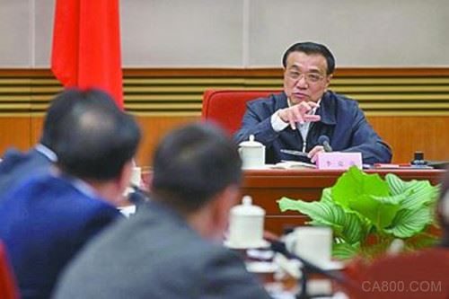 
                    
	5月17日，國(guó)務(wù)院總理李克強(qiáng)主持召開了國(guó)務(wù)院常務(wù)會(huì)議，部署以試點(diǎn)示范推進(jìn)《中國(guó)制造2025》深入實(shí)施。李克強(qiáng)總理在會(huì)上強(qiáng)調(diào)，《中國(guó)制造2025》“絕對(duì)”不是光指大企業(yè)，而是涉及很多中小企業(yè)；制定相關(guān)方案和支持措施時(shí)，“千萬(wàn)”不要光面向大企業(yè)，而要對(duì)中小企業(yè)和“雙創(chuàng)”企業(yè)給予充分支持