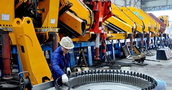 
                    
	為了有效推進(jìn)生產(chǎn)許可證制度改革，促進(jìn)制造業(yè)創(chuàng)新和提質(zhì)，在14日召開的國(guó)務(wù)院常務(wù)會(huì)議確定取消、轉(zhuǎn)認(rèn)證和下放一批工業(yè)產(chǎn)品生產(chǎn)許可，開展簡(jiǎn)化審批程序試點(diǎn)，加強(qiáng)事中事后監(jiān)管。對(duì)此，國(guó)家質(zhì)檢總局相關(guān)負(fù)責(zé)人介紹，工業(yè)產(chǎn)品生產(chǎn)許可證制度改革措施主要涉及三個(gè)方面，包括大幅調(diào)整生產(chǎn)許可證管理目錄；試行簡(jiǎn)化生產(chǎn)許可證審批程序；加強(qiáng)事中事后監(jiān)管