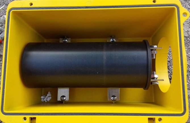 　　11月13-21日，中油管道科技研究中心研制的便攜式固態(tài)去耦合器測(cè)試儀，順利完成港棗線固態(tài)去耦合器的現(xiàn)場(chǎng)測(cè)試與評(píng)價(jià)，其方便快捷且精度高的特性，成功解決了固態(tài)去耦合器現(xiàn)場(chǎng)安裝使用后無法定量檢測(cè)與評(píng)價(jià)的難題，填補(bǔ)了國內(nèi)外相關(guān)領(lǐng)域的空白。  (圖片來自網(wǎng)絡(luò)，侵刪) 　　中油管道科技研究中心研發(fā)的便攜式固態(tài)去耦合器測(cè)試儀，直流泄流檢測(cè)精度和交流電位檢測(cè)精度都比以往更高，能攜帶至現(xiàn)場(chǎng)免去往返實(shí)驗(yàn)室的繁瑣環(huán)節(jié)，通過對(duì)固態(tài)去耦合器直流泄流和隔離電壓的現(xiàn)場(chǎng)測(cè)試，快速評(píng)價(jià)固態(tài)去耦合器各項(xiàng)技