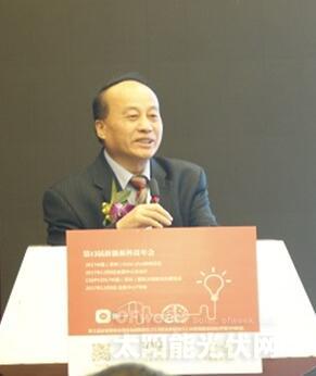 
	中國儲能網(wǎng)訊：化石能源并不能長久利用，目前存儲的化石能源只夠我們消耗300年，全球最多還有150年的時間發(fā)展新能源，其中太陽能的發(fā)展是重中之重。


	 


	加拿大工程院院士張久俊


	加拿大工程院院士張久俊認為，能源是人類生活中必不可少的一環(huán)，但是地球的環(huán)境也是人類能夠健康生活的前提