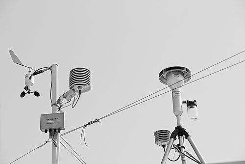 　　為服務(wù)寧夏石嘴山市大氣污染防治工作，實(shí)現(xiàn)環(huán)境空氣質(zhì)量監(jiān)測(cè)與監(jiān)管同步化，從11月開始，石嘴山市環(huán)境監(jiān)測(cè)站創(chuàng)新大氣監(jiān)測(cè)模式，參照全市環(huán)境質(zhì)量網(wǎng)格監(jiān)管及污染源分布情況，以石嘴山市現(xiàn)有的4個(gè)國控環(huán)境空氣自動(dòng)站為核心，結(jié)合國控站點(diǎn)周邊3公里范圍內(nèi)不同季節(jié)主導(dǎo)風(fēng)向和揚(yáng)塵污染源實(shí)際分布情況，新增6個(gè)典型污染區(qū)域微型空氣質(zhì)量自動(dòng)監(jiān)測(cè)子站，更加精準(zhǔn)開展環(huán)境空氣顆粒物監(jiān)測(cè)工作。  (圖片來自網(wǎng)絡(luò)，侵刪) 　　據(jù)了解，本次新增加的6個(gè)微型空氣自動(dòng)站，彌補(bǔ)了現(xiàn)有環(huán)境空氣質(zhì)量監(jiān)測(cè)點(diǎn)位不足的情況，主