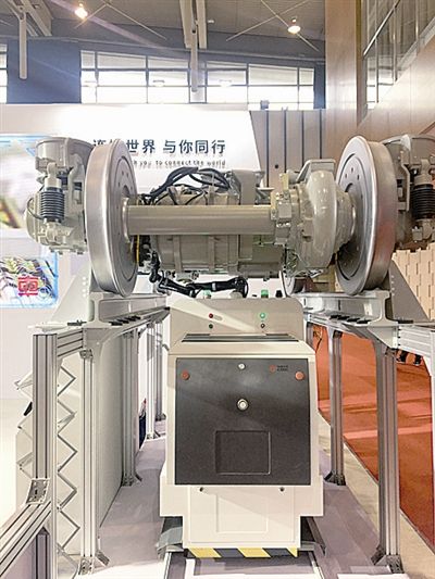 　　12月7日，中車青島四方車輛研究所有限公司研制的軌道車輛智能檢修系統(tǒng)在江蘇南京2017世界智能制造大會上亮相。這是世界首臺高鐵智能檢修機器人，首次實現(xiàn)了自動化、智能化軌道車輛檢測，相比傳統(tǒng)人工作業(yè)可增加40%以上的檢修范圍，極大提高了列車的故障識別與檢測效率