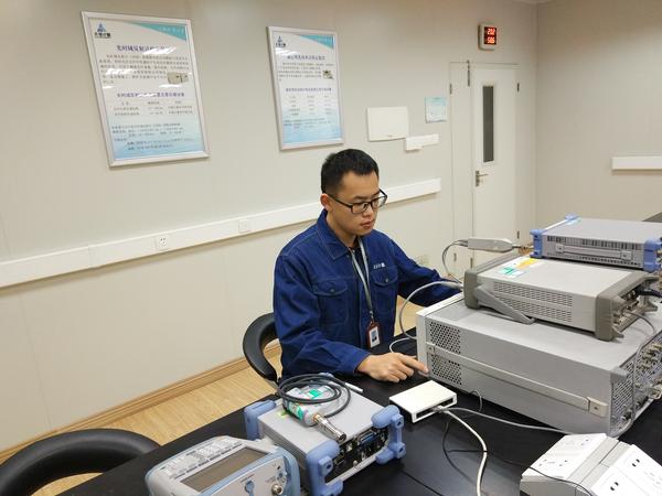 　　王緒同志是無錫計量院電學部的青年檢定員，主要從事安規(guī)、電容電感、無線電等方面儀器的計量工作。從業(yè)三年以來，他以日益扎實的技術(shù)水平、積極熱情的服務(wù)態(tài)度、不斷進取的鉆研精神、一絲不茍的工作作風，獲得了同事和客戶的一致好評