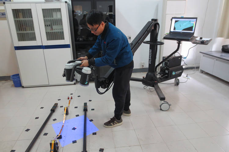 　　近日，浙江省計量院國家海洋油氣資源開發(fā)裝備產(chǎn)業(yè)計量中心(籌)受浙江省海洋開發(fā)研究院委托，對其承擔的“水下線纜變形監(jiān)測系統(tǒng)關(guān)鍵設(shè)備研發(fā)”項目中的關(guān)鍵參數(shù)進行測試，有效服務(wù)浙江省海洋科技創(chuàng)新服務(wù)平臺的計量測試需求。  圖片來源浙江計量院 　　該項目主要對海洋線纜變形監(jiān)測提供一種可靠的測試方法