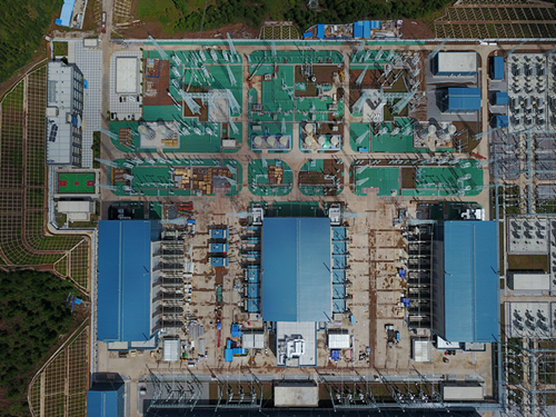 　　2017年12月5日20點58分，滇西北直流輸電工程送端站±800kV云南新松換流站解鎖成功，送出功率為250MW，首次送電成功，標志著整個滇西北直流輸電工程已經(jīng)具備送電能力，云南的清潔能源將直達兩千公里之外的深圳。  　　新松換流站處于地震高發(fā)地帶，全站采用9級抗震烈度設(shè)防，很多設(shè)備為國內(nèi)首次采用，該站由南方電網(wǎng)云南送變電公司承擔電氣安裝工程標包A及土建主體施工，本次成功送電，不僅為以后高海拔高地震地帶換流站的建設(shè)積累豐富的實踐經(jīng)驗，還將為以后該類型換流站的運行提供