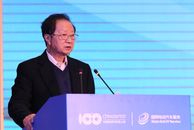 
	中國儲能網(wǎng)訊：12月9日，由中國電動汽車百人會、國網(wǎng)電動汽車服務有限公司主辦的“2017第二屆中國電動汽車充換電服務創(chuàng)新高峰論壇”在北京召開。中國電動汽車百人會理事長陳清泰出席會議并致辭