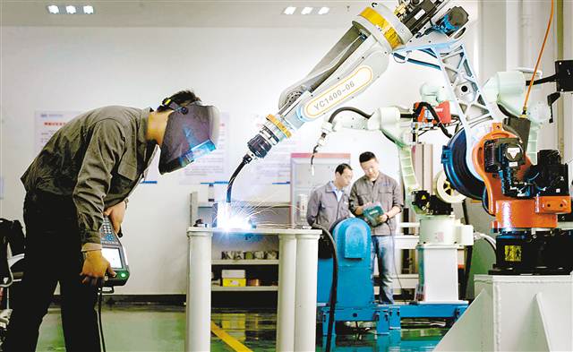 　　火花飛濺、強光閃爍、噼噼啪啪聲驟起，瞬間打破了實驗室里的寧靜。抬眼看去，只見一條粗大的“手臂”拿著一把焊槍，正繞著一個圓柱體形狀的鋁合金汽車零部件畫著圓圈