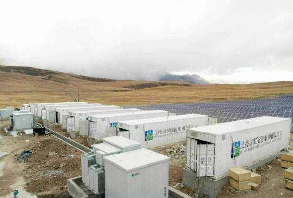 
	中國儲能網(wǎng)訊：2017年12月9日，從西藏傳來喜訊。據(jù)悉，在西藏自治區(qū)各級政府領導、西藏電網(wǎng)的支持與鼓勵下，北控清潔能源西藏羊易儲能電站順利并網(wǎng)！


	 


	羊易儲能，于今日19:30向調(diào)度申請母線并網(wǎng)，對線路進行第一次充電沖擊，期間共沖擊3次，每15分鐘間隔一次，直到當晚8:30分現(xiàn)場儲能全部并網(wǎng)完成，現(xiàn)儲能出力平穩(wěn)，后臺充放電正常，儲能總出力與光伏后臺出力保持一致，電能質(zhì)量完全達標！


	北控羊易儲能總裝機20mwh，位于海拔4800米的西藏當雄