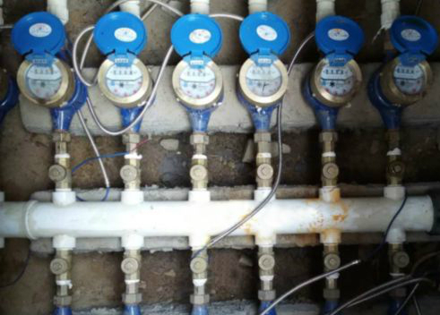 　　日前，山東青島西海岸新區(qū)2017年戶表改造計劃中規(guī)模最大的泰發(fā)西小區(qū)1035戶居民戶表改造施工全部完成，居民將正式享受到“抄表不入戶、繳費不出門”的智慧供水服務(wù)。  圖片來源齊魯壹點 　　12月9日，記者從山東青島西海岸公用事業(yè)集團水務(wù)有限公司了解到，由于青島西海岸新區(qū)泰發(fā)西小區(qū)的供水原主管道曾多次發(fā)生爆管、漏水現(xiàn)象，為確保實現(xiàn)改造工程提升供水安全性、降低管網(wǎng)漏失率的預(yù)期效果，青島西海岸公用事業(yè)集團水務(wù)有限公司7月先行對該小區(qū)530米供水主管線實施