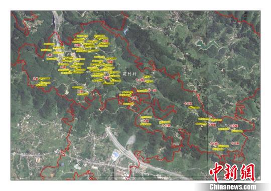 
由扶貧隊(duì)繪制的花竹村電子貧困地圖

　　“我們這里以前叫花山村，現(xiàn)在可是名副其實(shí)的‘花果山’啦！”12月9日，指著田里即將長成的紅肉蜜柚和村組硬化道路兩旁的櫻花樹，貧困戶楊朝輝笑開了花。
 
　　已經(jīng)脫貧的貧困戶在老房子旁修建起嶄新磚房