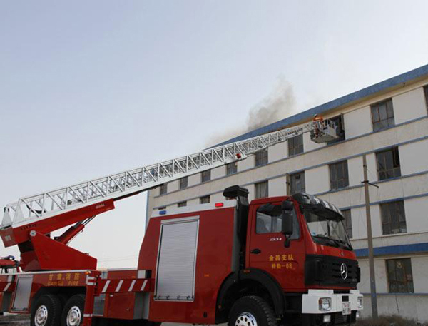 
　　11月是陜西省法定消防宣傳月，為進一步強化員工消防安全意識，提高防火自救逃生技能水平，11月17日，國網(wǎng)陜西電力公司聯(lián)合陜西省公安消防總隊，在該公司本部開展消防綜合演練。

　　當日上午10點，該公司在本部電力調(diào)度通信大樓14層發(fā)現(xiàn)冒煙，煙氣增大