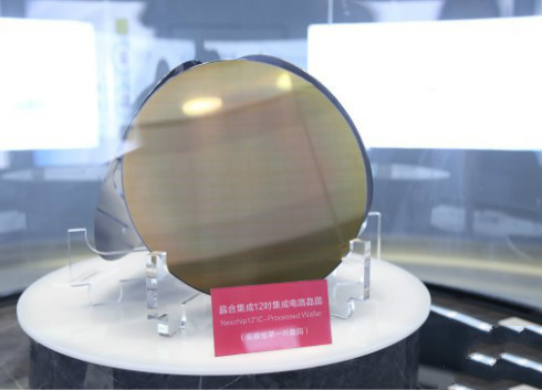 　　12月6日，安徽省首個(gè)12吋晶圓代工的企業(yè)、合肥市首個(gè)百億級(jí)的集成電路項(xiàng)目——合肥晶合集成電路有限公司正式量產(chǎn)。晶合集成項(xiàng)目是安徽省首條12吋集成電路生產(chǎn)線，也是國(guó)內(nèi)第一家專注于面板驅(qū)動(dòng)芯片制造的12吋晶圓代工企業(yè)，是海峽兩岸合作的時(shí)代之舉