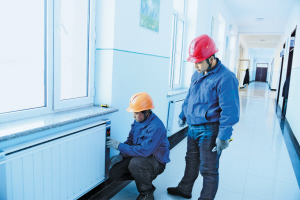 
　　供電員工檢查學校電暖氣設備。何佳 攝

　　“生態(tài)興則文明興，生態(tài)衰則文明衰