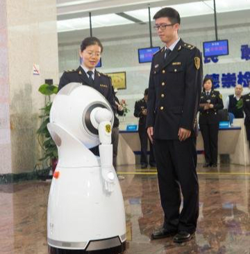 　　“機(jī)器人展示很好看。”12月5日，廣東檢驗(yàn)檢疫局全國(guó)首批8臺(tái)命名為“國(guó)檢”的檢驗(yàn)檢疫智能執(zhí)法輔助機(jī)器人正式上崗，質(zhì)檢總局局長(zhǎng)支樹平予以充分肯定