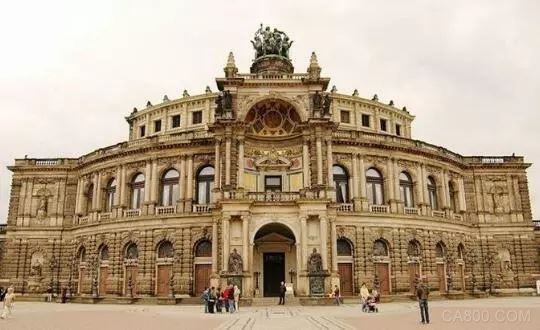 
                      森伯歌劇院位于德國(guó)德累斯頓，德國(guó)德累斯頓的歌劇傳統(tǒng)可以追溯到文藝復(fù)興時(shí)期。一流的建筑藝術(shù)和音響效果使華美的德累斯頓森伯歌劇院成為19世紀(jì)劇場(chǎng)建筑藝術(shù)的巔峰之作