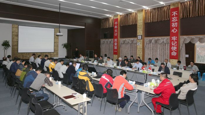 　　12月6日，由國家能源局總工程師韓水帶隊(duì)，聯(lián)合中國水力發(fā)電工程學(xué)會(huì)、四川省地質(zhì)礦產(chǎn)開發(fā)局組成的專家組，在三峽集團(tuán)黨組成員、副總經(jīng)理樊啟祥陪同下，來到烏東德工程建設(shè)現(xiàn)場(chǎng)，對(duì)烏東德水電站工程樞紐區(qū)地質(zhì)災(zāi)害綜合監(jiān)測(cè)預(yù)警系統(tǒng)開展評(píng)審。  　　評(píng)審期間，專家組一行先后查勘了金坪子、右岸雞冠山梁子、右岸出線場(chǎng)平臺(tái)等監(jiān)測(cè)設(shè)備布置地點(diǎn)和運(yùn)行情況，聽取了綜合監(jiān)測(cè)預(yù)警系統(tǒng)承建單位現(xiàn)場(chǎng)負(fù)責(zé)人的介紹，查閱了項(xiàng)目檔案資料，并與工作人員進(jìn)行了交流，詳細(xì)詢問了該系統(tǒng)分布式光纖與地震動(dòng)監(jiān)測(cè)站點(diǎn)等的布設(shè)情況和監(jiān)測(cè)效