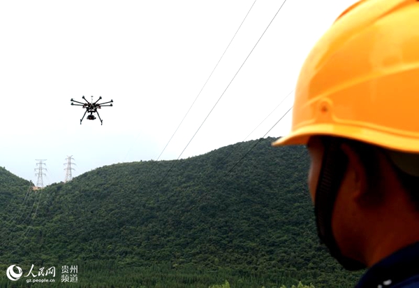 
            	12月10日，從貴州電網(wǎng)公司生產(chǎn)技術部了解到，截止11月30日，貴州電網(wǎng)110千伏及以上線路無人機巡視總長度25054公里，機巡覆蓋率60．2％，提前完成全年計劃。今年以來，在承接網(wǎng)公司管理要求的同時，貴州電網(wǎng)公司組織編制了《架空輸電線路多旋翼無人機巡檢作業(yè)技術導則（試行）》等4項管理制度，配置無人機378架，開展無人機駕駛員培訓370人次，其中94人獲得AOPA機長或駕駛員證，并大力開展機巡數(shù)據(jù)信息化管理和智能化分析研究