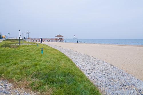 　　如果說大海是生命的搖籃，那么準(zhǔn)確可靠的監(jiān)測(cè)數(shù)據(jù)，就是把脈海洋的健康。近年來，浙江溫州市海洋監(jiān)測(cè)內(nèi)容全面拓展，從“海陸空”立體式監(jiān)測(cè)網(wǎng)絡(luò)，到建成我國首個(gè)領(lǐng)?；€外海洋綜合觀測(cè)平臺(tái)，創(chuàng)成全國首批國家級(jí)海洋減災(zāi)示范區(qū)之一，再到日前海洋環(huán)境實(shí)時(shí)在線監(jiān)控體系進(jìn)入全面啟動(dòng)階段……一張覆蓋整個(gè)溫州近海海域海洋監(jiān)測(cè)體系的大網(wǎng)絡(luò)正在形成