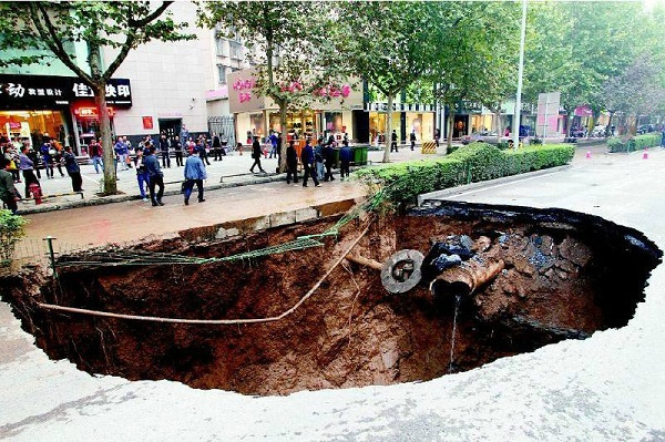 
            	城市地下管網(wǎng)包括城市供水、排水、供電、供氣、通信等，是城市基礎(chǔ)設(shè)施的重要組成部分，地下管網(wǎng)是城市的“血管”和“神經(jīng)”，也是城市的生命線。隨著城市建設(shè)的高速發(fā)展，我國近幾年加大了對地下空間的開發(fā)利用，城市鋪設(shè)的地下管網(wǎng)越來越多，但地下管網(wǎng)由于涉及產(chǎn)權(quán)單位多，缺乏統(tǒng)一的規(guī)范管理，有些地下管網(wǎng)檔案資料不齊，導(dǎo)致地下管網(wǎng)情況不明，加上地下管網(wǎng)的隱蔽性，無法確定管網(wǎng)的實際位置和埋設(shè)深度，在施工中損壞地下管網(wǎng)的情況時有發(fā)生，給城市建設(shè)管理和舊城改造帶來了隱患