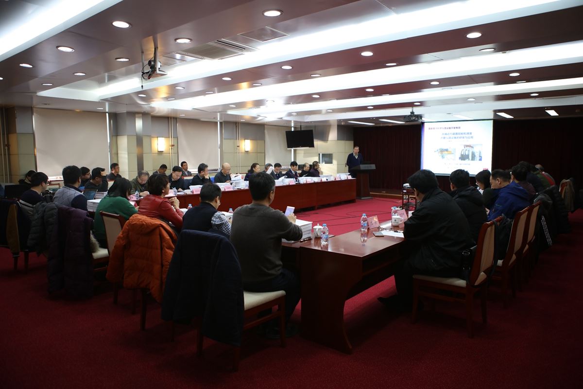 　　12月1日，由中國計量科學(xué)研究院(以下簡稱“中國計量院”)牽頭承擔的“十二五”國家重大儀器專項項目“高端動力裝置扭矩和速度測量儀器設(shè)備的研發(fā)與應(yīng)用”在中國計量院昌平院區(qū)通過了科技部組織的專家驗收。  項目綜合驗收會現(xiàn)場 攝影：陳杭杭 　　項目建立了包括20 kN·m高準確度大扭矩標準裝置、雙天線雷達測速儀、加速度計動態(tài)特性校準裝置在內(nèi)的成套科學(xué)儀器，攻克了空氣軸承制造、無擾動質(zhì)量參數(shù)測量