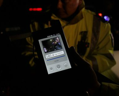 　　為切實做好冬季道路交通安全管理工作，有效防范道路交通事故的發(fā)生，山東日照市交警部門把查控酒駕作為當前事故預(yù)防的著力點、突破點。12月11日晚，日照交警開展了一次集中夜查行動，網(wǎng)絡(luò)監(jiān)管版酒精檢測儀的首次使用，成為當晚夜查的亮點