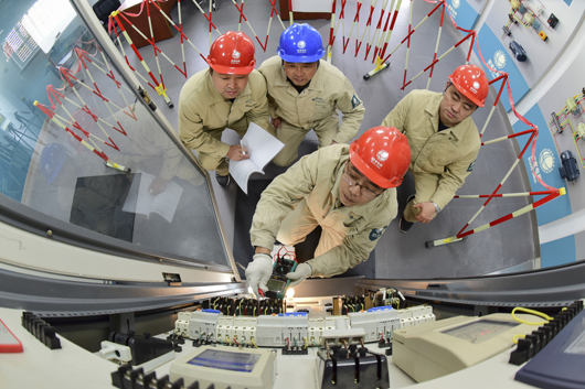 　　這些年，農(nóng)村的發(fā)展變化日新月異，有目共睹，城鄉(xiāng)一體化快速發(fā)展，美麗鄉(xiāng)村建設(shè)持續(xù)推進(jìn)，電商在農(nóng)村加快布局。新變化產(chǎn)生新需求，鄉(xiāng)鎮(zhèn)居民對美好生活的需要離不開智能電網(wǎng)的保障，打造更高服務(wù)水平的鄉(xiāng)鎮(zhèn)供電所勢在必行