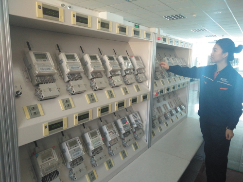 　　12月12日，國家電網(wǎng)服務(wù)地方經(jīng)濟發(fā)展新聞發(fā)布會在江西南昌召開，會上通報了2017年江西全省電力供應(yīng)、保障、服務(wù)情況。記者了解到，截至11月，江西省全社會用電量累計1173.3億千瓦時，同比增長9.71%