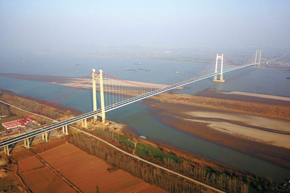 　　記者從安徽合肥市公路局獲悉，12月12日起，環(huán)巢湖公路橋梁開始安裝“動態(tài)稱重系統(tǒng)”，全市還有另外7座公路大橋配備“安全運行監(jiān)測系統(tǒng)”，今后可瞬間獲取車輛過橋荷載數(shù)據(jù)。 圖片來自網(wǎng)絡(luò)，侵刪 　　據(jù)項目負責人陳涌介紹，“動態(tài)稱重系統(tǒng)”和“安全運行監(jiān)測系統(tǒng)”是一組傳感器和含有軟件的電子儀器，用以測量動態(tài)輪胎力和車輛通過時間并提供計算輪重、軸重、總重(如車速、軸距等)數(shù)據(jù)