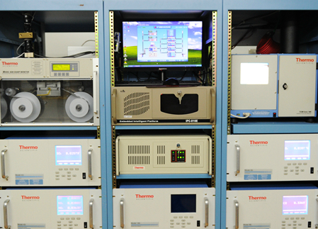 　　如今，空氣質(zhì)量的好壞，直接影響著人們的幸福指數(shù)，受到人們越來越多的關(guān)注。那么，空氣質(zhì)量是怎么監(jiān)測出來的？像霧霾等重污染天氣的預報又是如何發(fā)布的？近日，記者走進新站區(qū)空氣自動監(jiān)測站，掀開空氣質(zhì)量監(jiān)測神秘的面紗